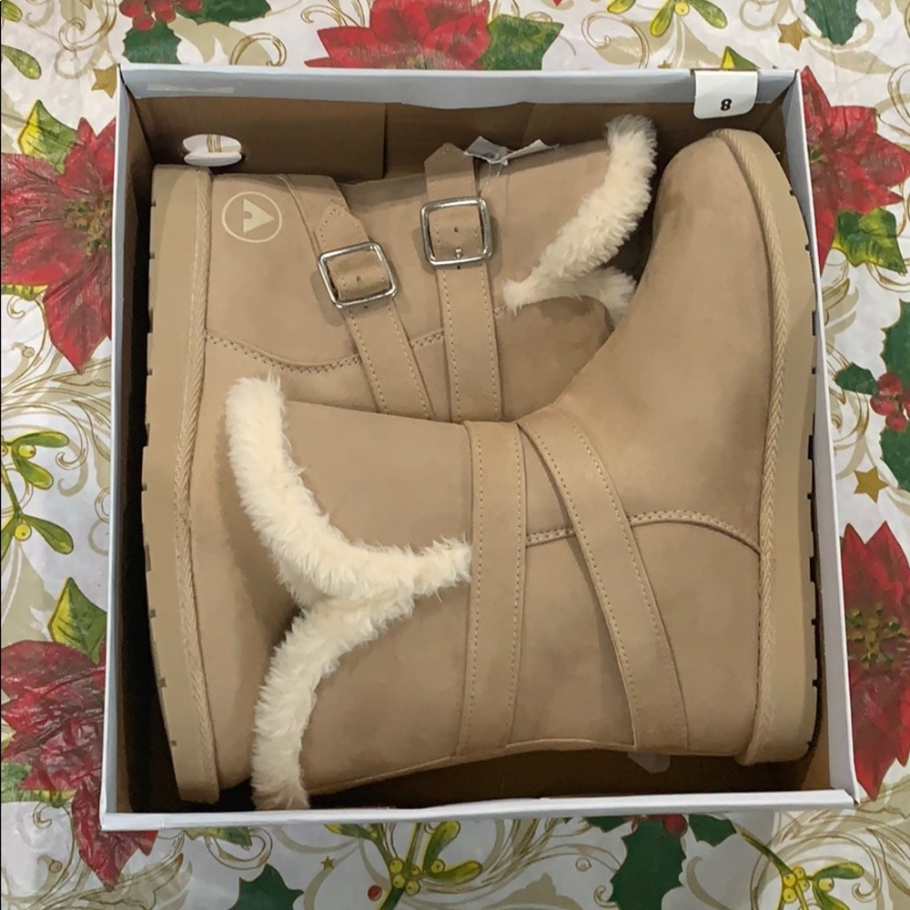 Airwalk light tan boots size 8
